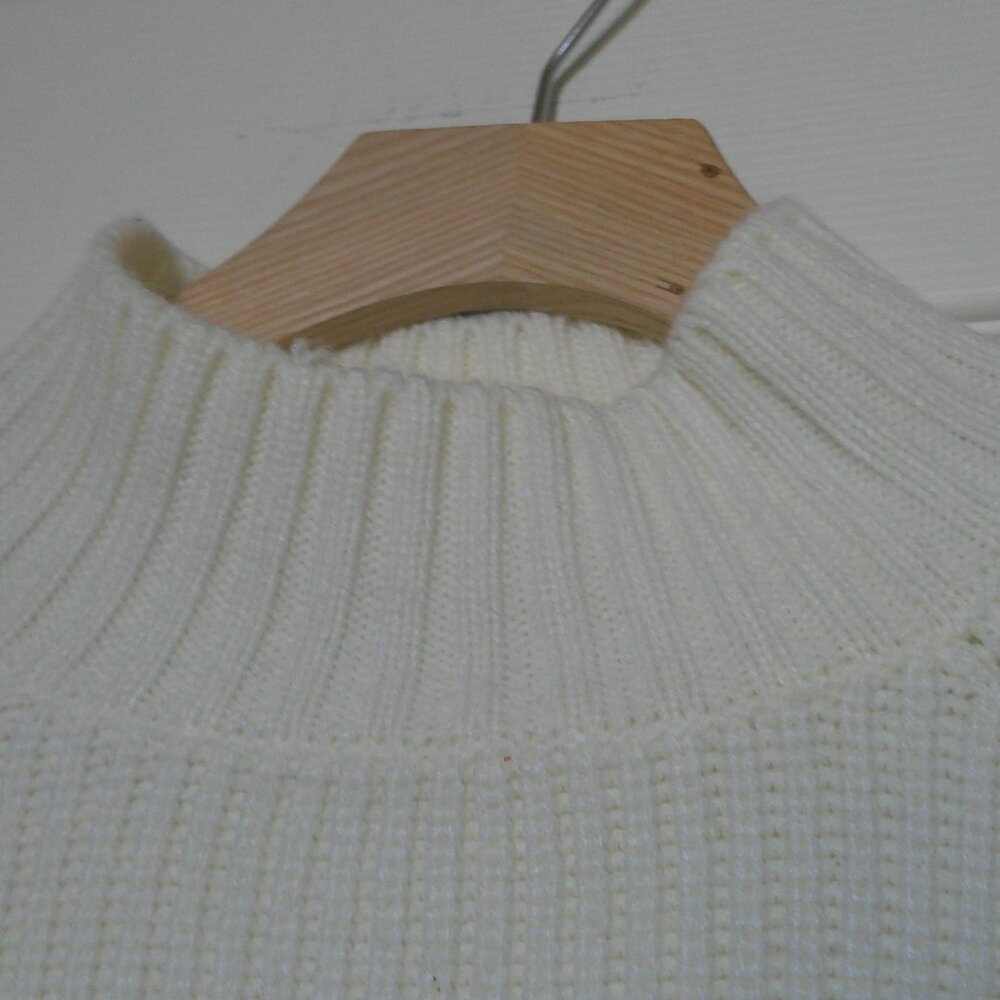 Venus Women's White Mock Neck Ribbed Split Side Sweater - Size Medium - EUC - Picture 5 of 8